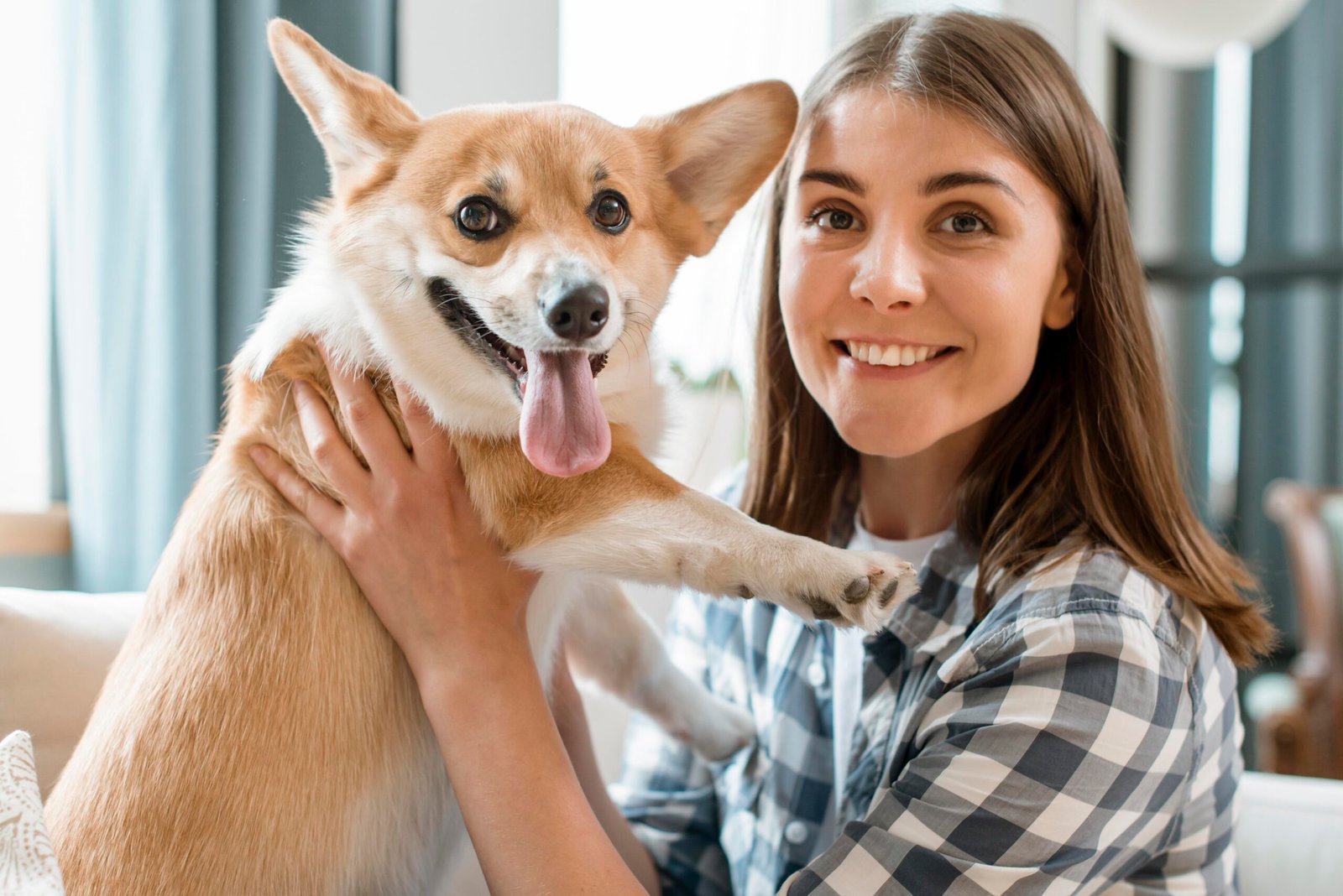 Foto portada Jaustier pet shop, chica feliz con un perro mirando a la camara